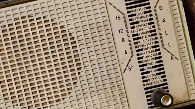 在电影和布达佩斯的一家酒吧里发现了老式收音机!