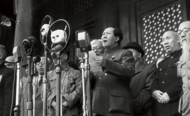 开国大典上，徐向前为何没有现身，反而在收音机里听完全程