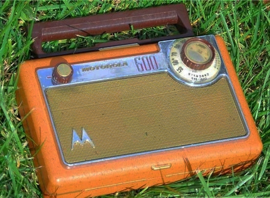 摩托罗拉1955年出产的电子管便携收音机解剖