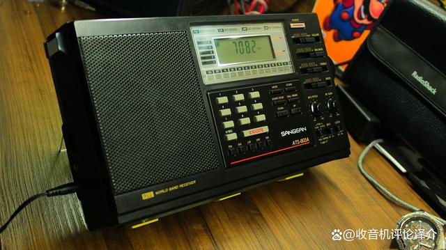 山进ATS-803收音机，低价版的索尼ICF-2001，但有一些新改进