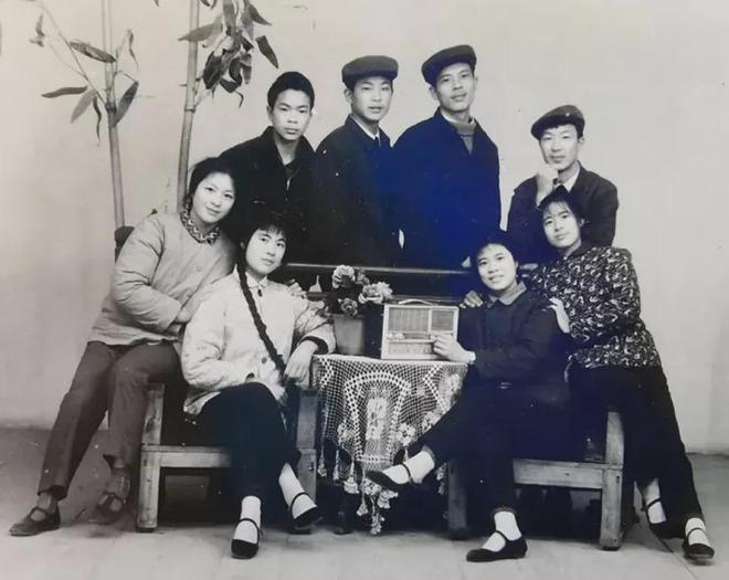 1980年，四川大学汉语专业8名大学生合影，收音机是为数不多电器