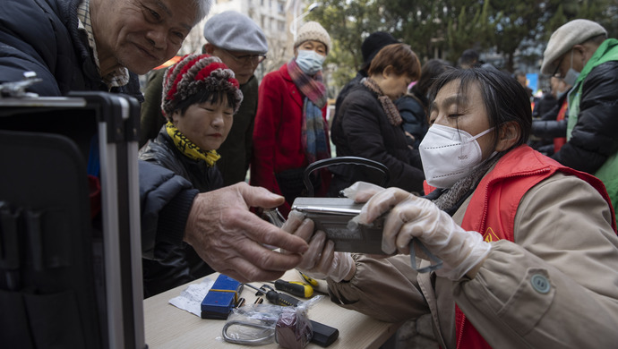 上海这个社区有位电器“女医生”，30年来为居民“复活”老旧家电